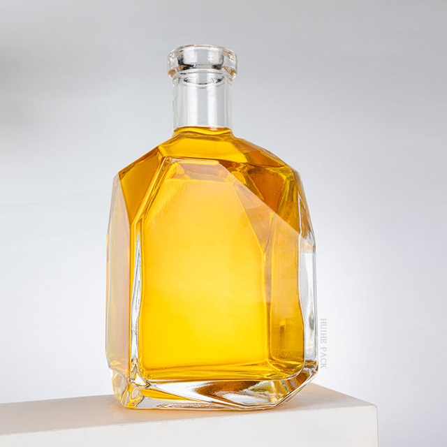 Garrafa de licor com bordas facetadas com estrutura angular irregular