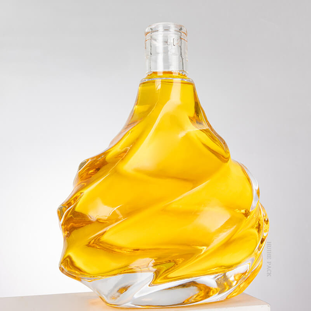 Garrafa de licor com ondula&ccedil;&otilde;es irregulares e curvas de fluxo suave