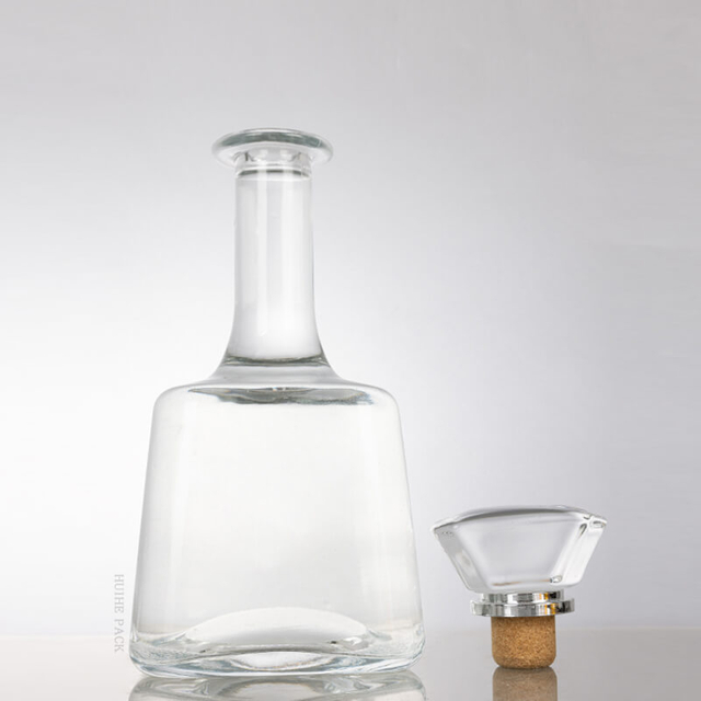 Garrafa de licor de vidro de 750ml com pesco&ccedil;o longo e fino de corpo trapezoidal