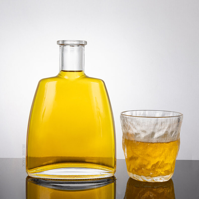 Garrafa de licor plana trapezoidal com bordas suavemente curvadas