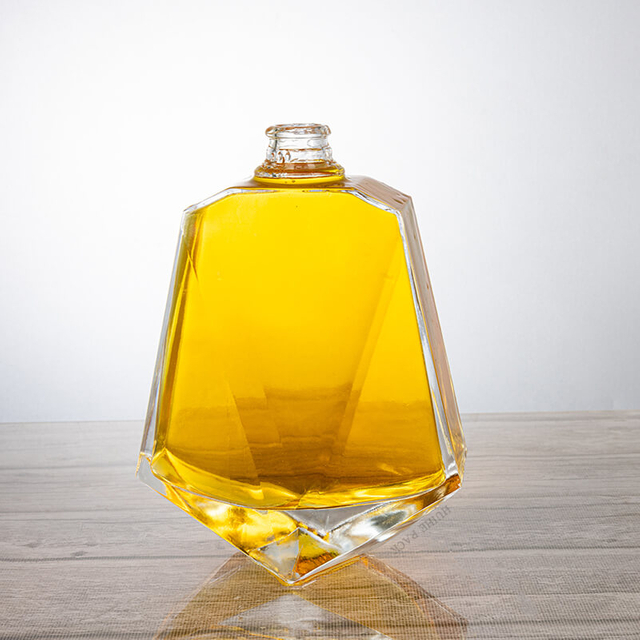 Garrafa de licor de vidro facetado angular com design geom&eacute;trico