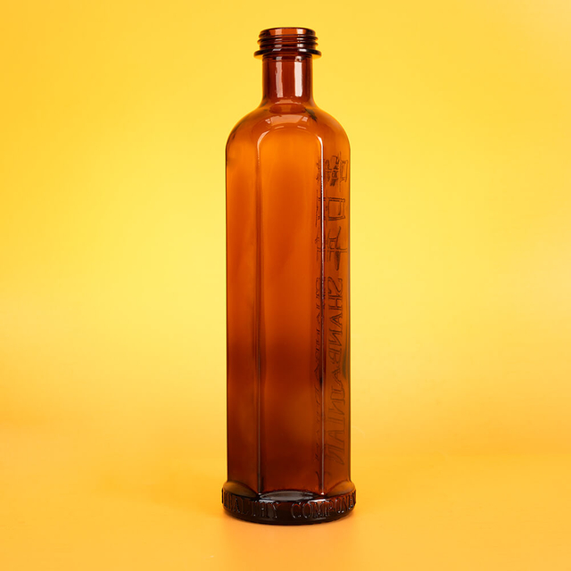 Spersonalizowane sześciokątne butelki whisky o pojemności 50 cl z bursztynowego szkła