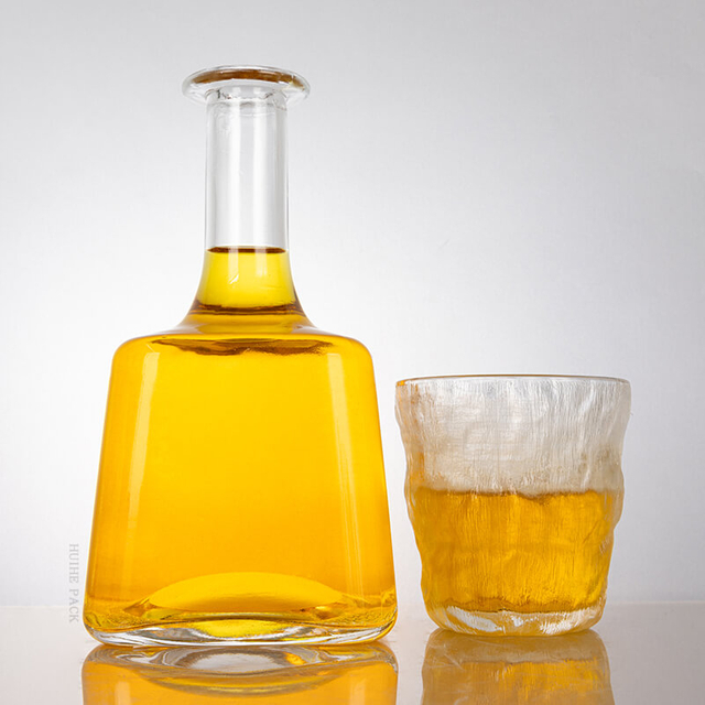 Garrafa de licor de vidro de 750ml com pesco&ccedil;o longo e fino de corpo trapezoidal