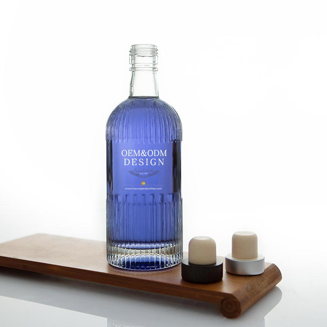 Garrafa de licor de vidro listrado redondo com acabamento de parafuso
