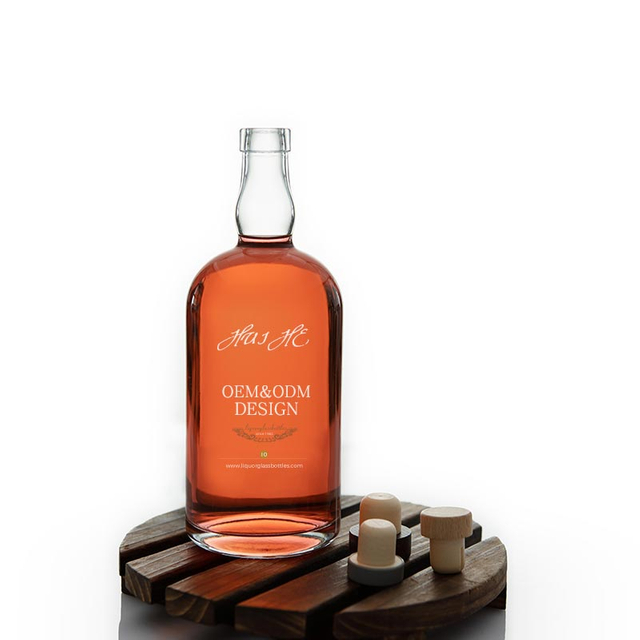 Garrafa de vidro de licor com acabamento em corti&ccedil;a com topo de barra