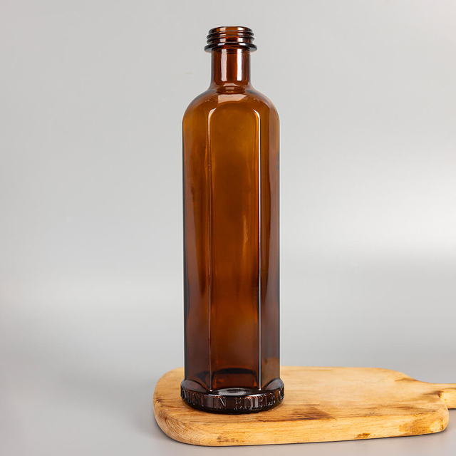 Spersonalizowane sześciokątne butelki whisky o pojemności 50 cl z bursztynowego szkła