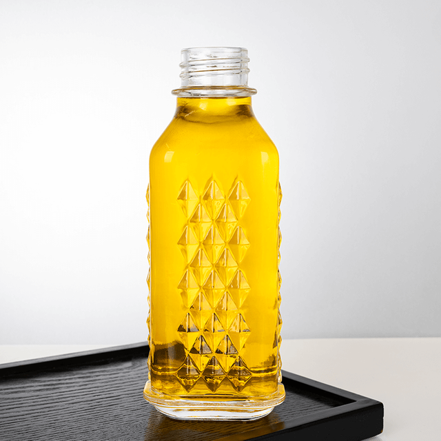 Padr&atilde;o em relevo de 650ml de garrafa de licor de vidro semelhante a diamante com corti&ccedil;a
