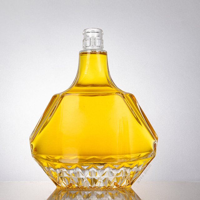 Garrafa Liuqor de vidro de formato angular com lados facetados