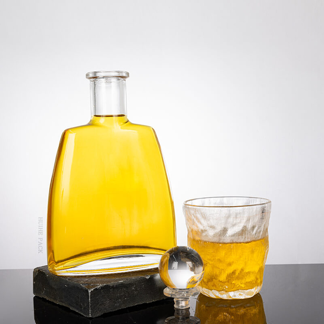 Garrafa de licor plana trapezoidal com bordas suavemente curvadas