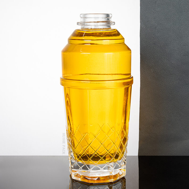 Garrafa de licor em forma de coqueteleira com fundo com textura de diamante