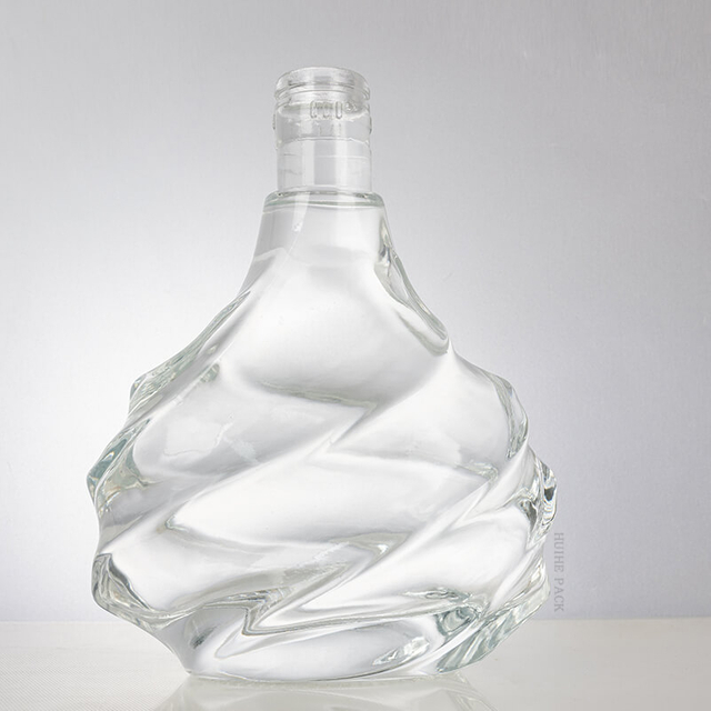 Garrafa de licor com ondula&ccedil;&otilde;es irregulares e curvas de fluxo suave