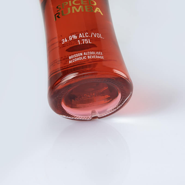 Eritt&auml;in suuri 1,75 litran lasinen vodkapullo kierrett&auml;v&auml;ll&auml; kannella