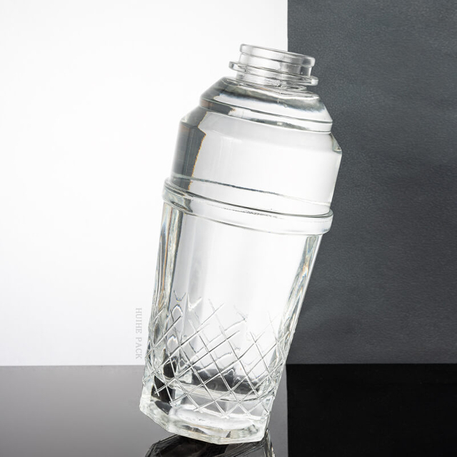 Garrafa de licor em forma de coqueteleira com fundo com textura de diamante