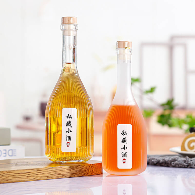 Garrafas de vidro de vinho doce listradas de pesco&ccedil;o longo