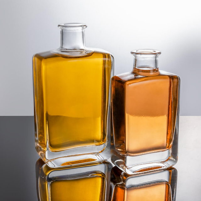 Małe, płaskie, kwadratowe szklane butelki Alochol o pojemności 100 ml i pojemności 200 ml z kr&oacute;tką szyjką