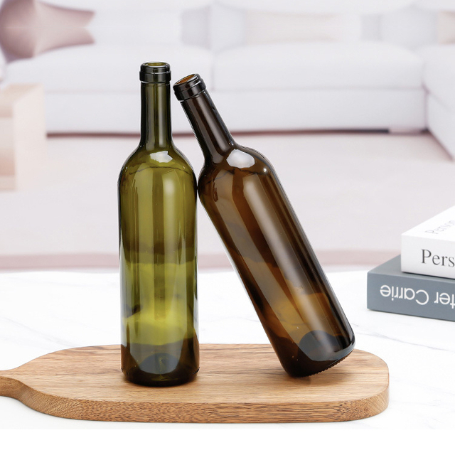 Pusta butelka czerwonego wina Bordeaux o pojemności 750 ml, z zielonym bursztynem