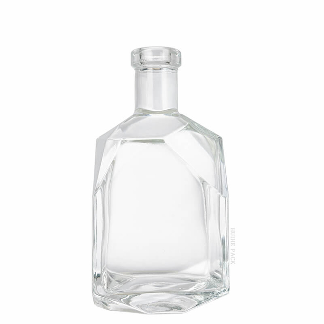 Garrafa de licor com bordas facetadas com estrutura angular irregular