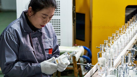 Top 10 Custom Whiskey Bottle Manufacturers-HUIHE.jpg
