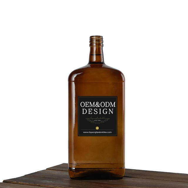 Płaska butelka piwa ze szkła bursztynowego o pojemności 1,75 l