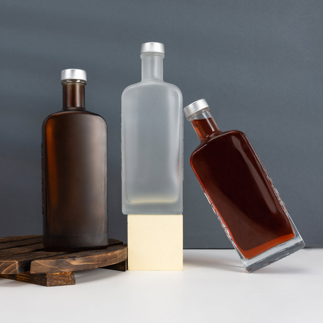 Płaskie prostokątne bursztynowe przezroczyste szklane butelki na alkohol