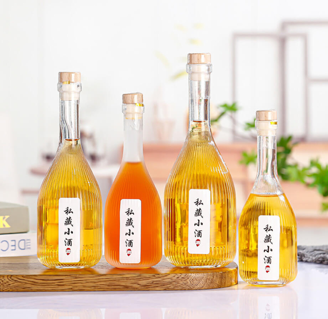 Garrafas de vidro de vinho doce listradas de pesco&ccedil;o longo