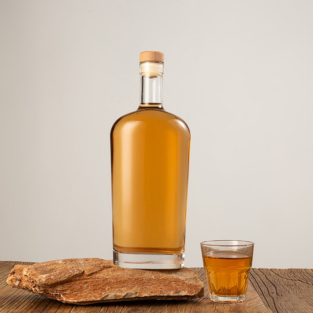 Szklana butelka na alkohol z owalną kolbą Philly z korkiem