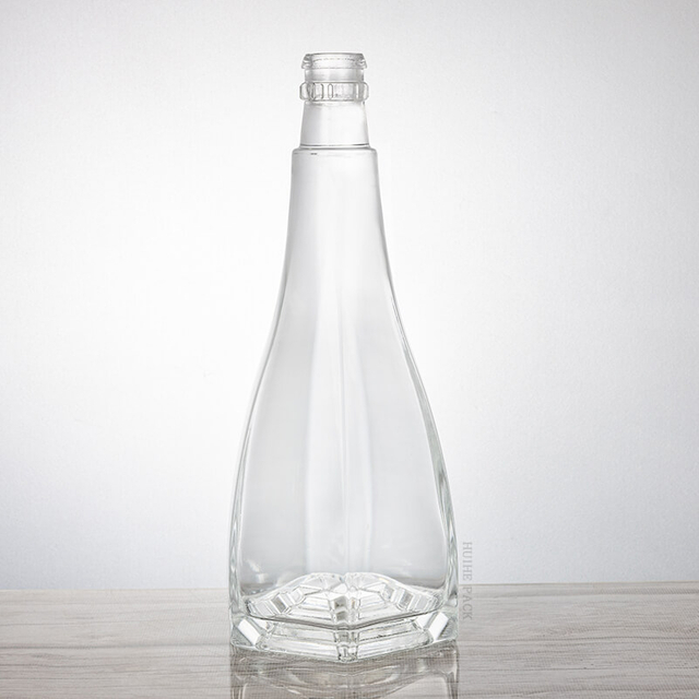 Garrafa de licor de vidro c&ocirc;nico simplificada com cristas verticais